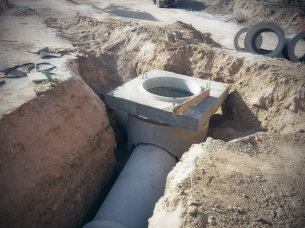 Trabajos de obra civil, colector saneamiento